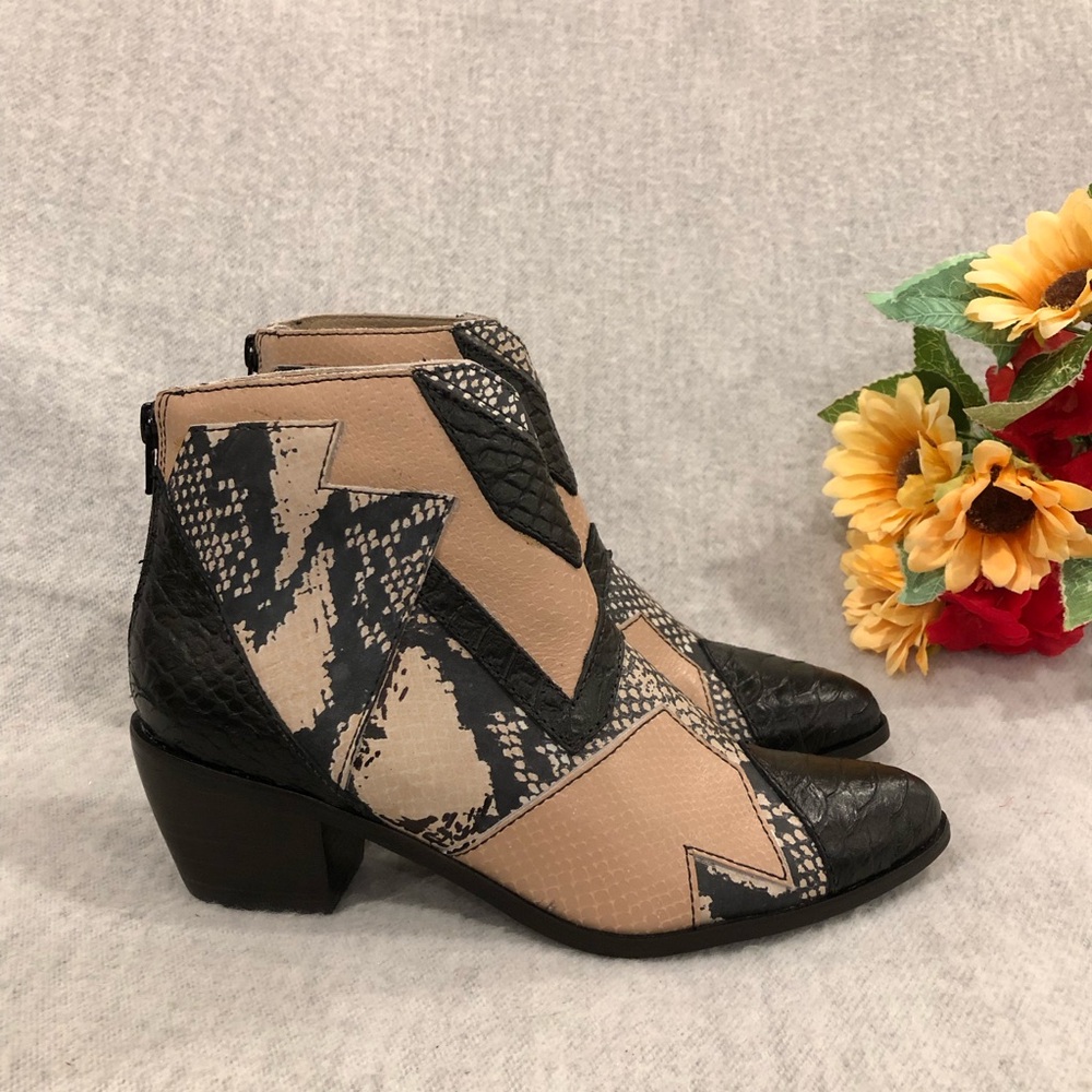 NWT - Matisse Women's Black and Tan Snake Print Ankle Boots - Picture 2 of 16
